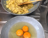 Foto del paso 2 de la receta: Tortilla de patatas con cebolla y ajo confitado 😊