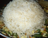 ரோட்டுக்கடை முட்டை ஃப்ரைடு ரைஸ் (Muttai fried rice recipe in tamil) ரெசிபி ஸ்டேப் 6 புகைப்படம்