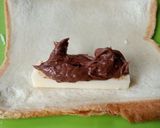 Foto langkah ke 3 dari resep Roti Gulung keju coklat simple.