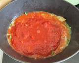 Foto del paso 3 de la receta: Chorizos con berenjenas en salsa de tomate casera