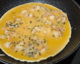 Foto del paso 3 de la receta: Tortilla de langostinos y atún