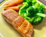 Hình bước làm 3 của món Cá Hồi Áp Chảo Ăn Kèm Súp Lơ Xanh Và Cà Rốt Bi Luộc (KeTo)