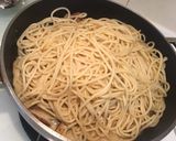 Foto langkah ke 4 dari resep Mushroom and garlic noodles (jamur shitake dan bawang).