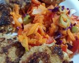 Foto del paso 6 de la receta: Hamburguesas de cerdo con semillas y ensalada multicolor