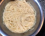 Hình bước làm 2 của món Mì Ý Carbonara - sốt kem và thịt heo hun khói Joselito