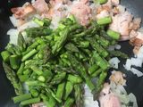 Huevo con tocino y espárragos