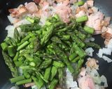 Foto del paso 3 de la receta: Huevo con tocino y espárragos