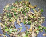 雜草叢生的萬聖節香蒜橄欖油香菇麵的食譜步驟1照片