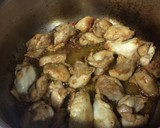 Foto del paso 2 de la receta: Muslos y alas de pollo deshuesado con pimiento, berenjena y tomate