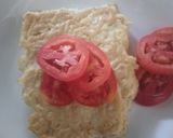 A picture of step 6 of Heavy omelette with tomato slices.