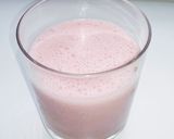 A picture of step 2 of Strawberry lassi.