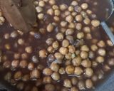 A picture of step 1 of Pìndi masala chana.
