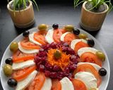 صورة لخطوة 1 من وصفة سلاطة طماطم و جبن الموزغيلا
