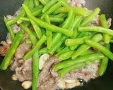 Hình bước làm 2 của món Thịt Bò Xào Đậu Ve