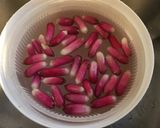 Une image de l'étape 1 de Salade de sucrines,concombre,tomates et radis roses.