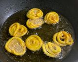 A picture of step 4 of Jalebii.