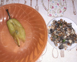 Foto del paso 6 de la receta: Chile de agua relleno de huitlacoche con espejo de crema de pimiento y gusanito de maguey