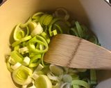 A picture of step 2 of Veggie noodle soup - vegan.