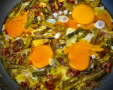 Foto del paso 2 de la receta: Revuelto de espárragos trigueros con cebolla y jamón