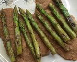Foto del paso 4 de la receta: Espárragos grillados con puré y milanesas