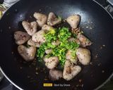 A picture of step 4 of Garlicky Stir Fried Water Chestnut.
