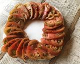 Une image de l'étape 5 de Salade de tomates noires, mozzarella di buffala et oignons nouveaux.