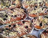 Foto langkah ke 5 dari resep Choco Blueberry Crumble Bread.