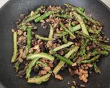 Foto del passaggio 2 della ricetta Gnocchi di tofu al grano saraceno ed erbe aromatiche con ragù di funghi, asparagi e noci