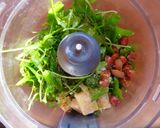 Une image de l'étape 2 de Pesto de roquette, amandes et noisettes.
