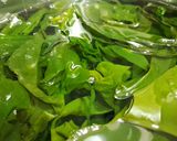 Hình bước làm 1 của món Canh rong biển tép khô nấm kim châm