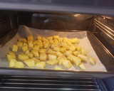 Foto del paso 2 de la receta: Salmón escalfado con patatas asadas y ensalada de col