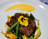 Foto del paso 9 de la receta: Medallón de res con costra de chapulínes y chiles secos