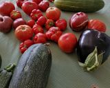 Foto del paso 1 de la receta: Ensalada de tomate y pepino de la huerta con mozzarella