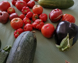 Foto del paso 1 de la receta: Ensalada de tomate y pepino de la huerta con mozzarella