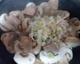 Foto del paso 2 de la receta: Revuelto de champiñones y ajetes tiernos