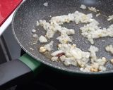 Foto del paso 2 de la receta Huevos estrellados con champiñones al ajillo picantes