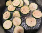 Hình bước làm 2 của món Cơm gà và squash chiên