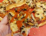 Foto del paso 3 de la receta: Fácil y rico! Pizza de mariscos con alcaparras :)