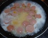 Foto langkah ke 4 dari resep Mie Sosis Telur Pedas Manis.