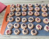 Foto langkah ke 3 dari resep Resep Kue Kering Thumbprint Cookies dengan Selai Strawberry dan Selai Blueberry.