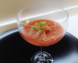 Foto del passaggio 4 della ricetta Gazpacho ai frutti rossi con salmone affumicato