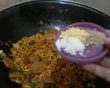 Foto langkah ke 7 dari resep Mie Goreng Pedas.