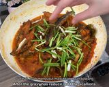 Foto langkah ke 6 dari resep Ikan Pindang Bumbu Daun Bawang.