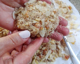 Foto del paso 4 de la receta: Medallones de queso de cabra rebozados con frutos secos