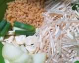 Foto langkah ke 1 dari resep Sup Makaroni dengan Jamur dan Brokoli.
