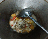 Foto langkah ke 4 dari resep Oseng bunga pepaya tahu teri.