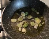 Foto del passaggio 4 della ricetta Spaghetti di calamaro con crema di piselli e rucola