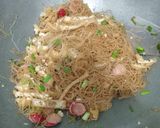 Foto langkah ke 5 dari resep Bihun Goreng Tahu Sosis.