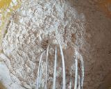 Foto langkah ke 3 dari resep Bolu Pisang 1 Telur Moist, Lentur Tanpa Mixer.