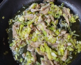 Foto del paso 2 de la receta: Muslos de pollo, en salsa de boletus y puerro